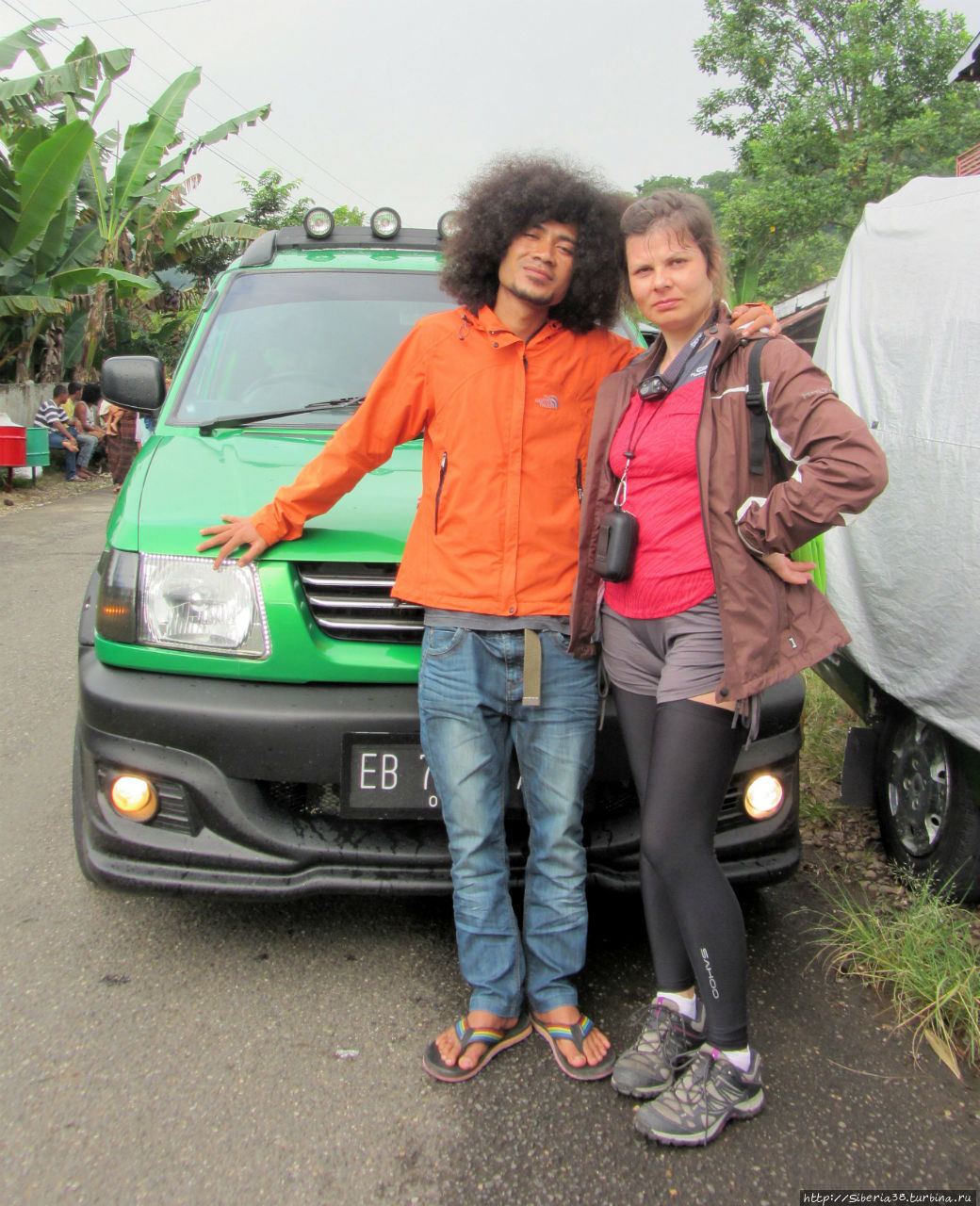 Наш колоритный водитель... Слева. Индонезия