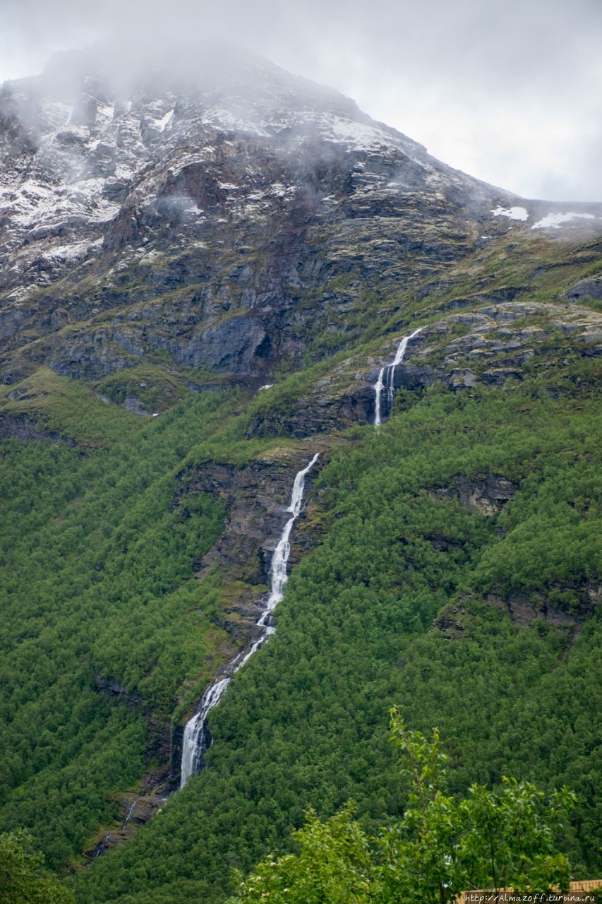 Водопад Оксфоссен, Биртаварре, Северная Норвегия.
