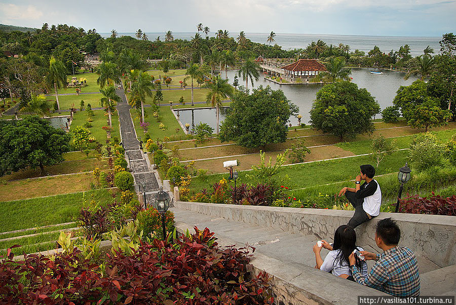 Вид из разрушенной беседки над дворцом Бали, Индонезия
