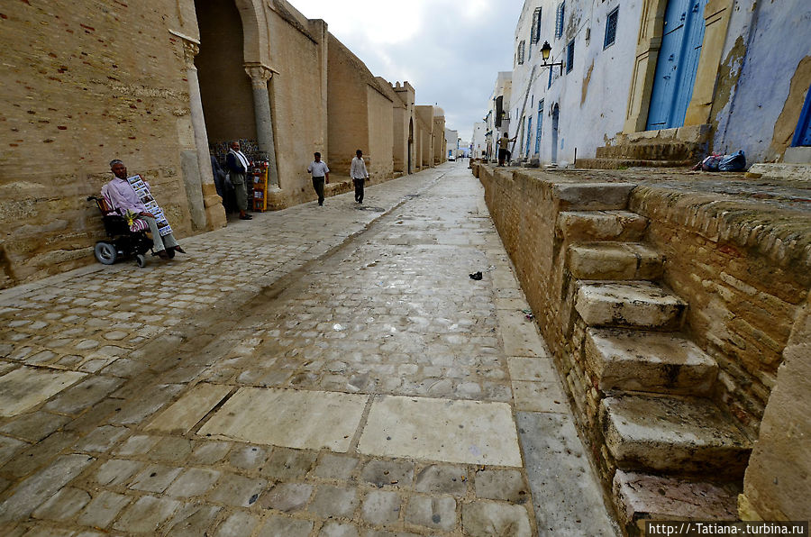 слева вход через главные ворота на улице Окба ибн Нафаа Кайруан, Тунис