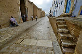 слева вход через главные ворота на улице Окба ибн Нафаа