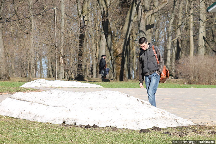 Некоторые пытаются убить прошлый снег. Неужели он где-то еще остался? Минск, Беларусь