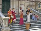 На улице исполнялась средневековая музыка в соответствующих костюмах