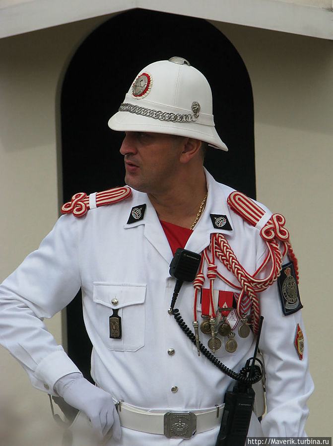 Один из гвардейцев почётного караула на своём посту. 

На Дворцовой площади ежедневно в полдень проходит марш гвардейцев почётного караула.
Здесь есть шанс случайно увидеть Каролину и Стефанию — известных принцесс из рода Гримальди.