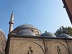 Купола мечети имеют необычное покрытие, что- то вроде цинка. Это единственная мечеть с таким покрытием.
