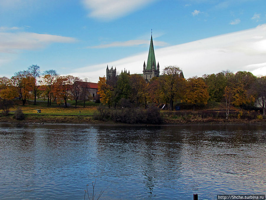 на другом берегу парк и кафедральный собор Тронхейм, Норвегия
