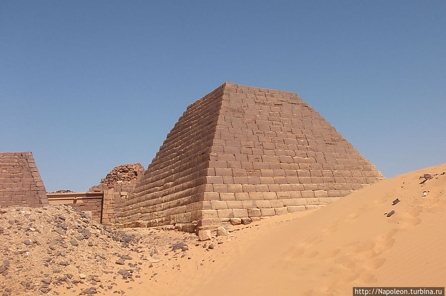 Пирамиды Мероэ (объекты ближе к Нилу) Мероэ (древний город, пирамиды), Судан