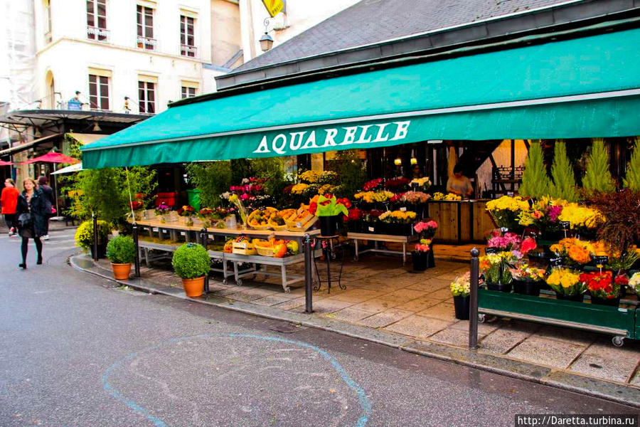 Улица Бюси превращается до обеда и с 4 дня в один большой рынок Париж, Франция