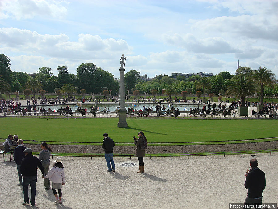 Фонтан перед дворцом Париж, Франция