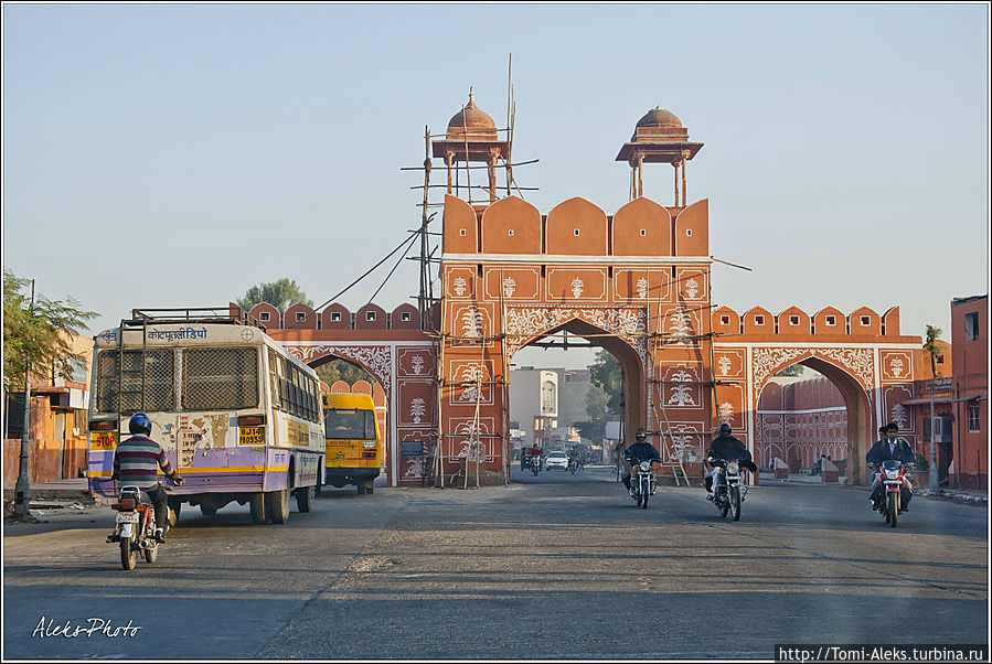 Опять городские ворота. Просто хотелось полюбоваться ими еще раз...
* Джайпур, Индия