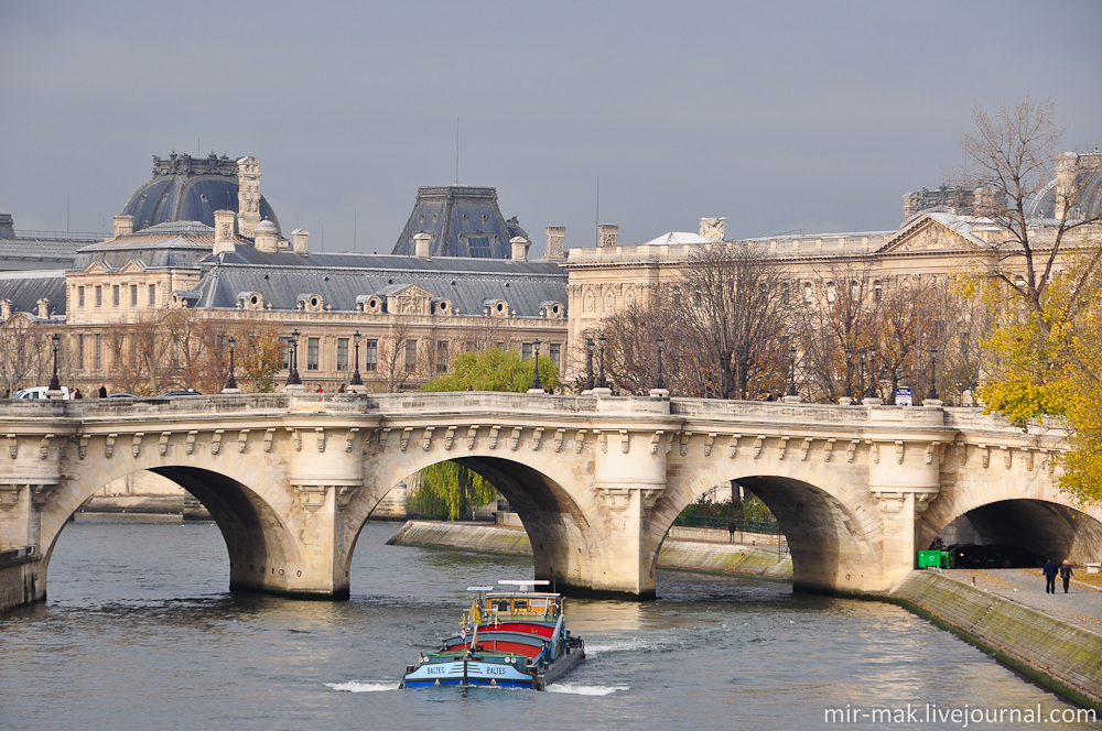 Баржа проплывает под Пон-Неф (Новый мост), старейшим из сохранившихся мостов Парижа. Построен он в середине шестнадцатого века. Пон-Неф сейчас является одним из символов Парижа.