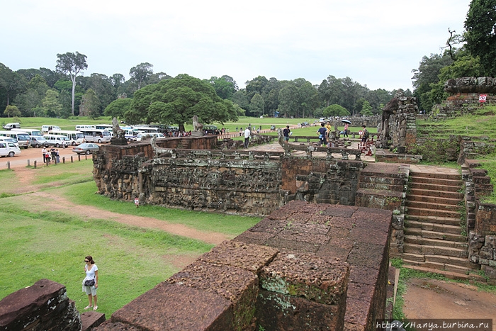 Вид на Слоновью Террасу с Террасы Прокаженного Короля. Фото из интернета Ангкор (столица государства кхмеров), Камбоджа