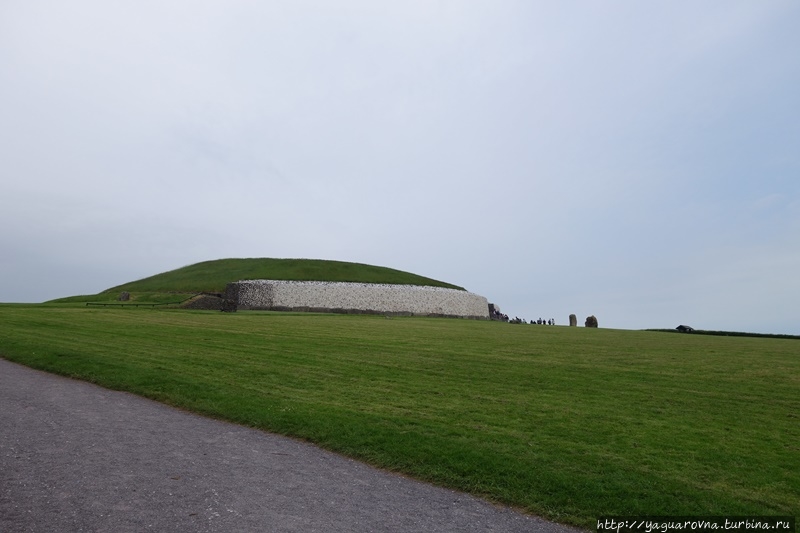Ньюгрейндж курган Бру-на-Бойн археологический комплекс, Ирландия Ньюгрейндж курган Бру-на-Бойн археологический комплекс, Ирландия