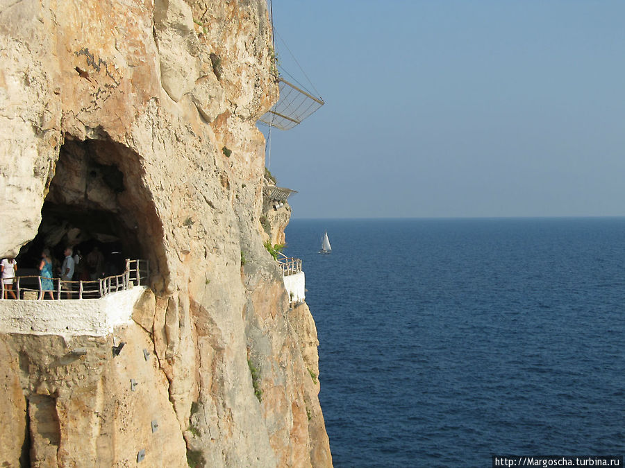 Дискотека в пещере пирата Алайор, остров Менорка, Испания