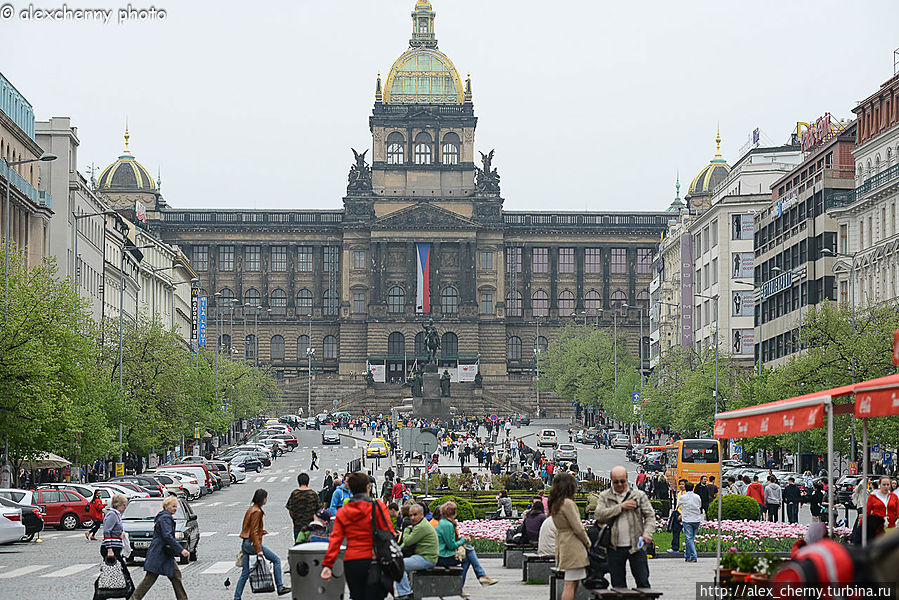 Вацлавская площадь, говорят, что у конского хвоста принято назначать свидания Прага, Чехия