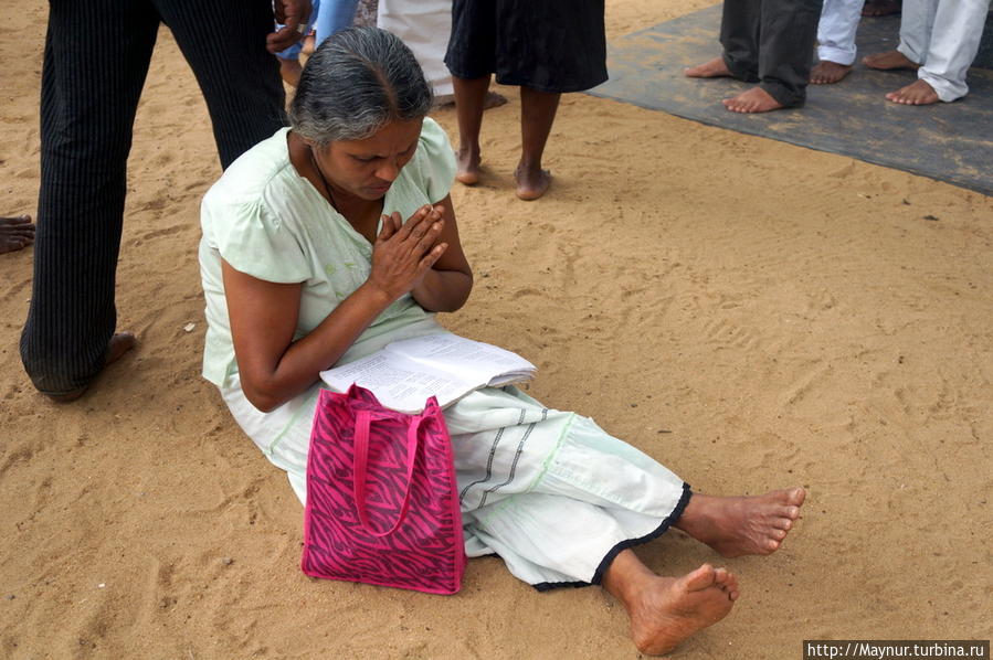 Эту  сидящюю  женщину   шумная  толпа   обтекла,  уважая  ее  желание  помолиться  именно  здесь  и  именно  так. Катарагама, Шри-Ланка