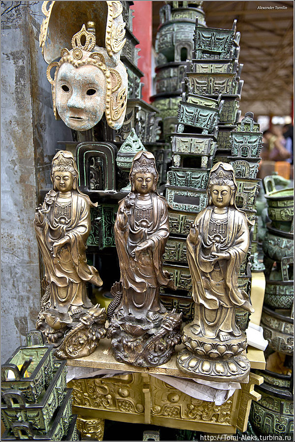 Антикварный рынок Пандзиюань — кладезь уникальных предметов китайской старины. Надо будет сделать пару отдельных заметок про этот один из самых больших подобных рынков в мире...
* Пекин, Китай