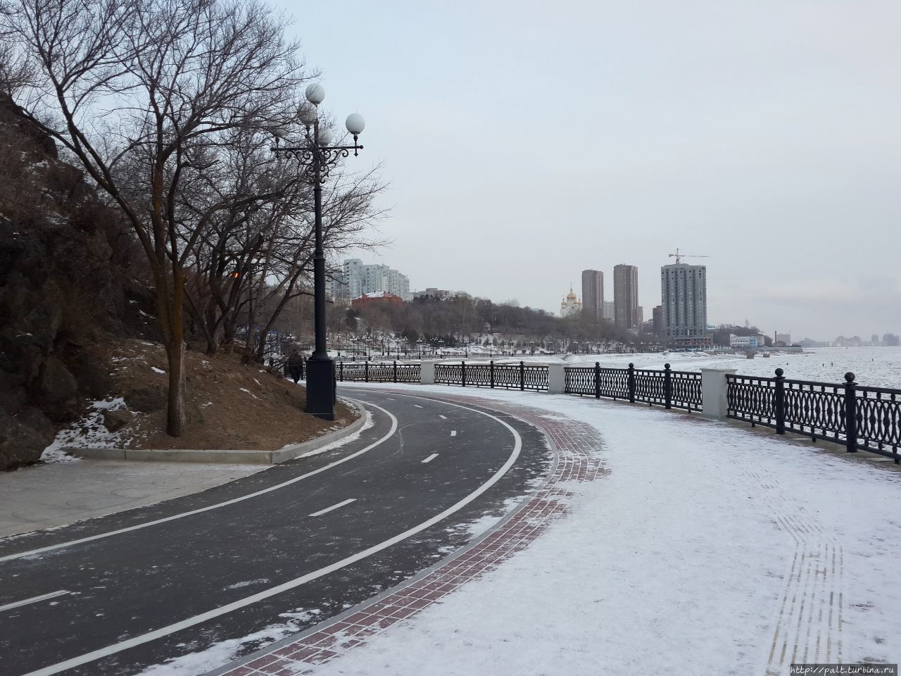 Пешеходная дорожка под Утесом приятно припорошена снегом Хабаровск, Россия