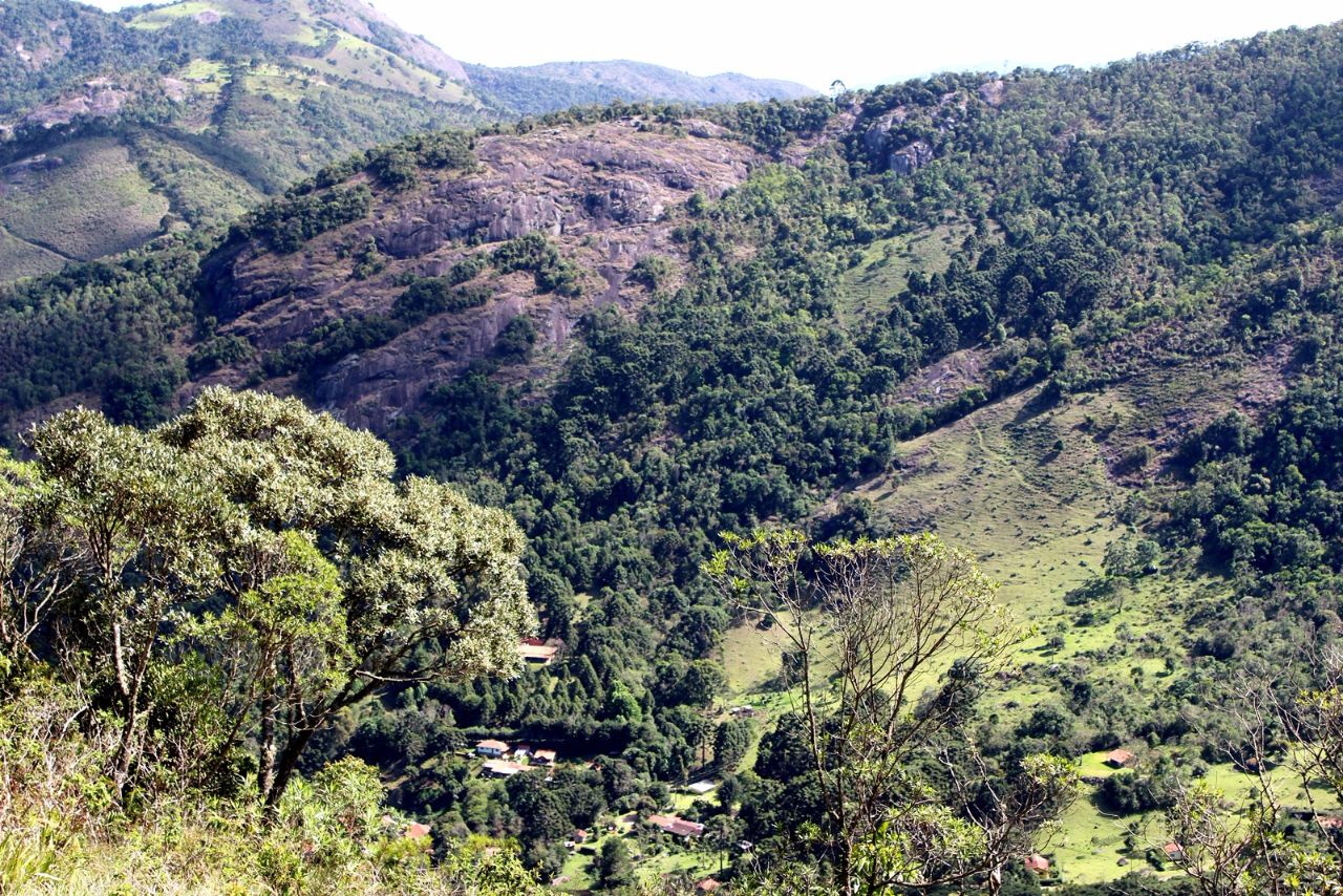 Виды с вершины на ресторан Zé do Ovideo, в котором мы оставили машину. Гонсалвис, Бразилия