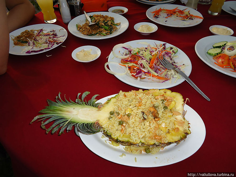 Жареный рис с ананасом, орешками и чикеном) Вкусно! Пхукет, Таиланд