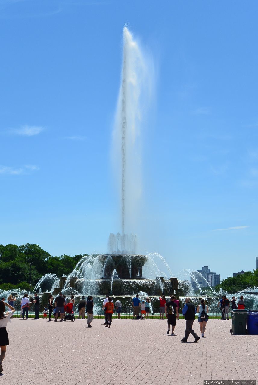 Букингемский фонтан каждые 20 минут стрелял 45 метровой струёй. Чикаго, CША