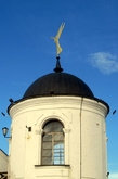 Юго-Восточная круглая башня с ангелом на шпиле.