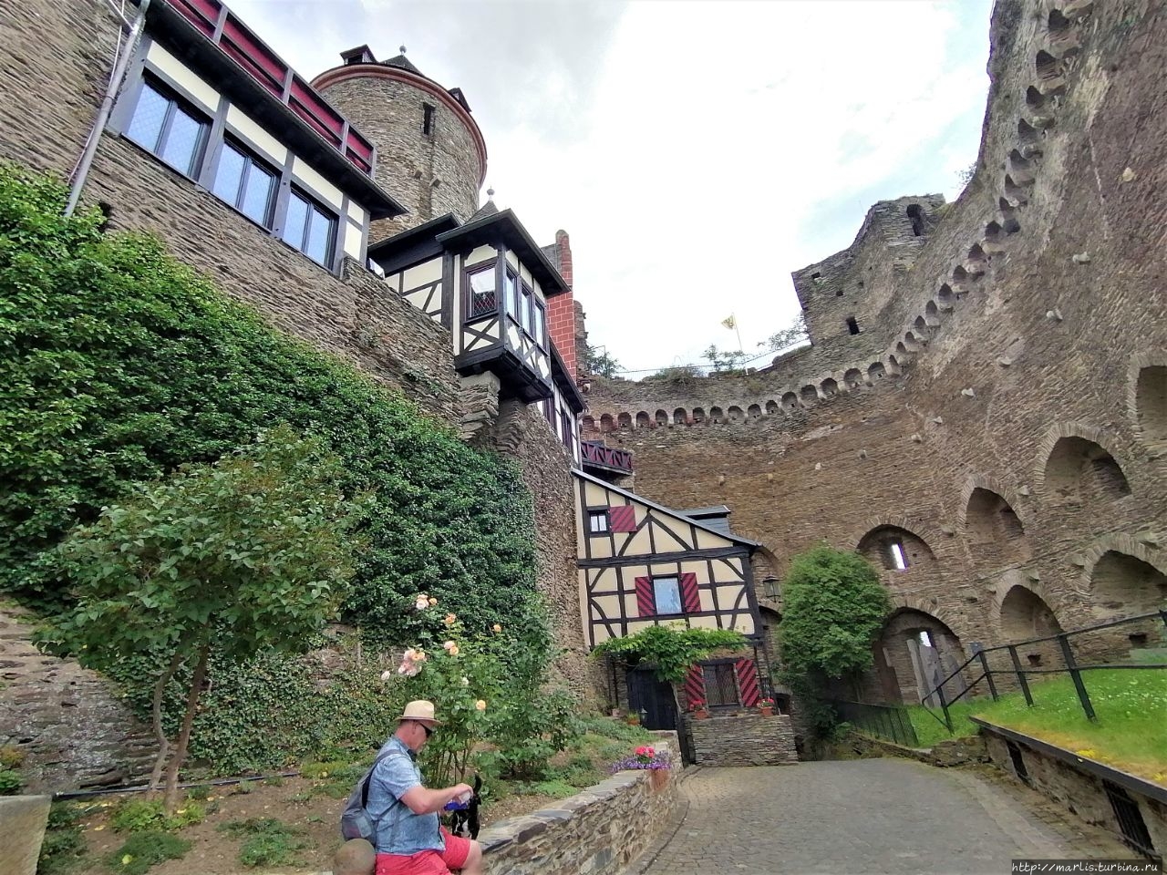 Во дворе замка Шёнбург, окруженном стеной Балдуина, слева видна башня Барбароссы Обервезель, Германия