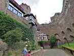 Во дворе замка Шёнбург, окруженном стеной Балдуина, слева видна башня Барбароссы