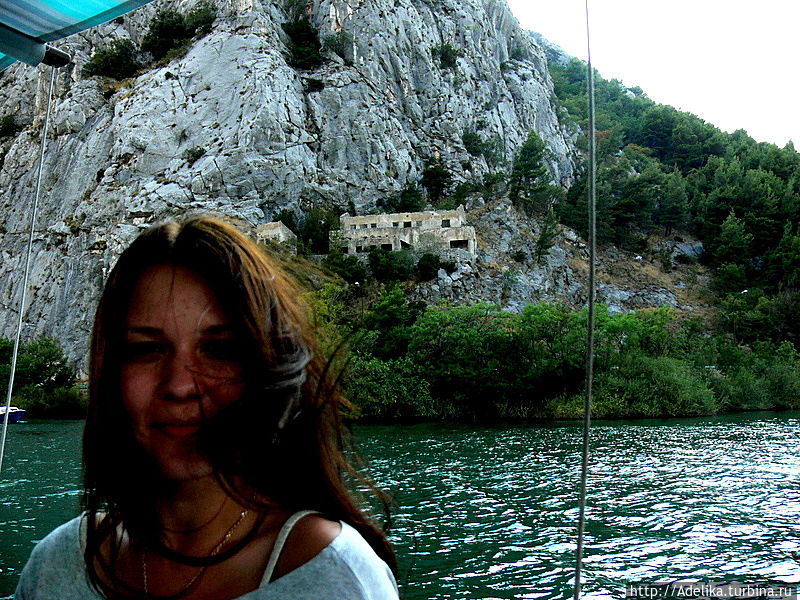 На заднем плане пиратское гнездышко. Интереснейший период истории Омиша относится ко среднему веку, когда граждане Омиша славились храбрыми пиратами.