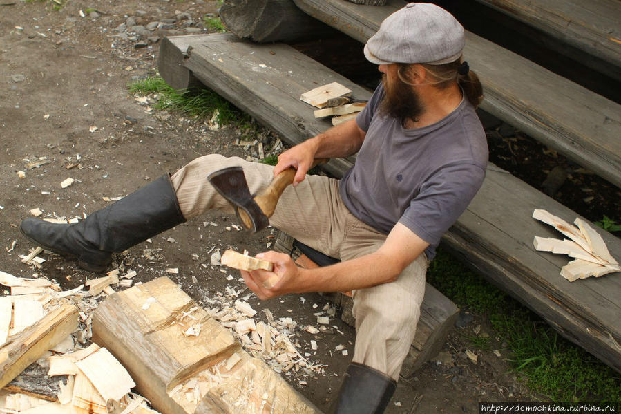 Мужчина делает лемех. Купола Преображенской церкви покрыты им, их более 30 000 штук. Петрозаводск, Россия