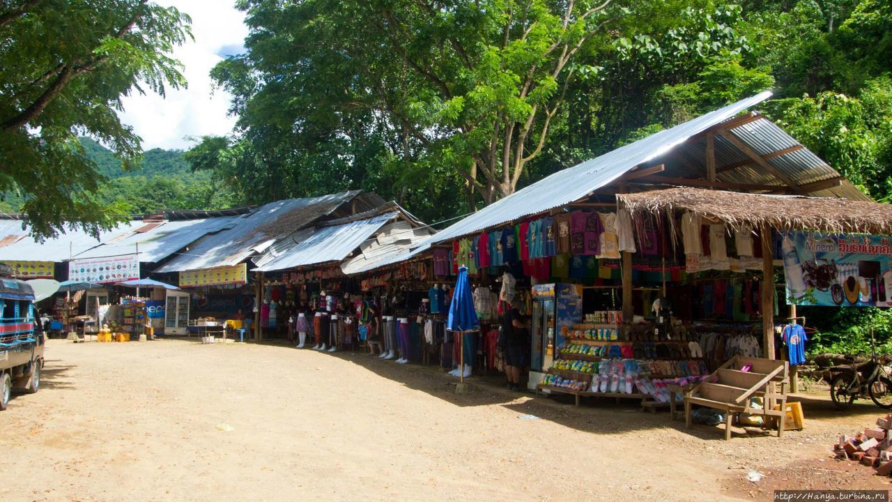 Рынок у водопада Куангси.