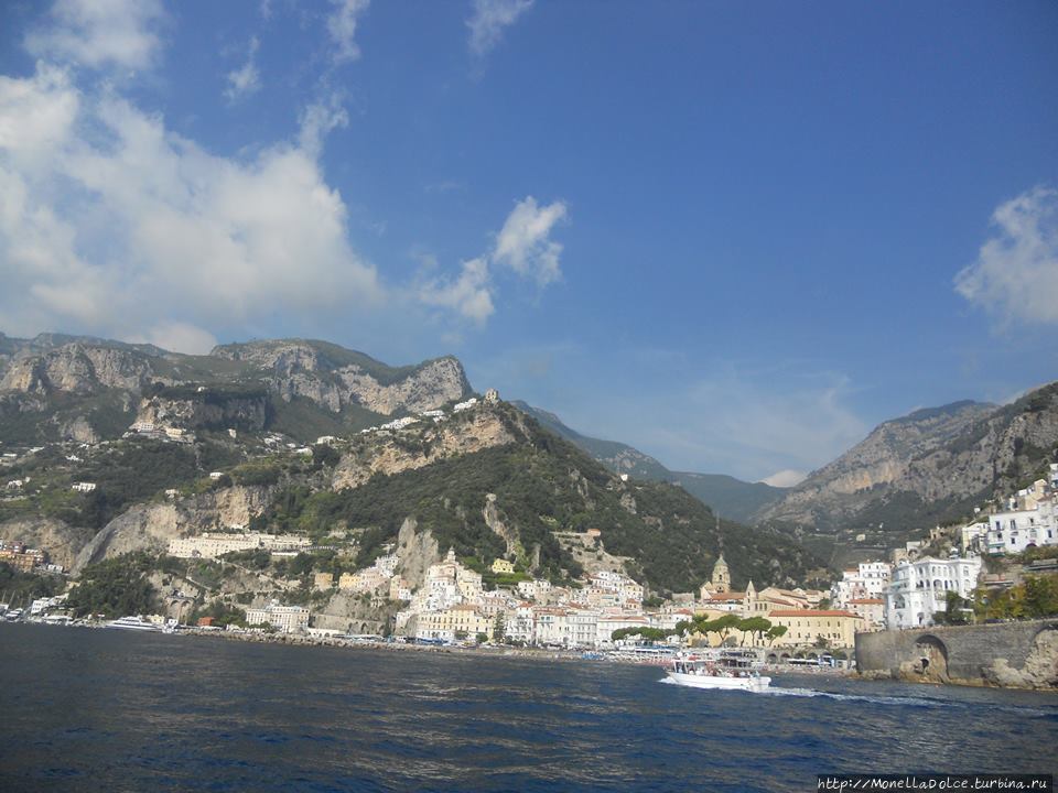 От Positano до Amalfi и Atrani — вид с моря Амальфи, Италия