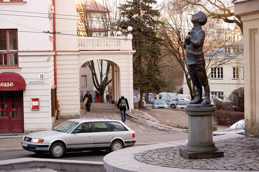 Памятник французскому писателю Ромену Гари, уроженцу Вильнюса Вильнюс, Литва