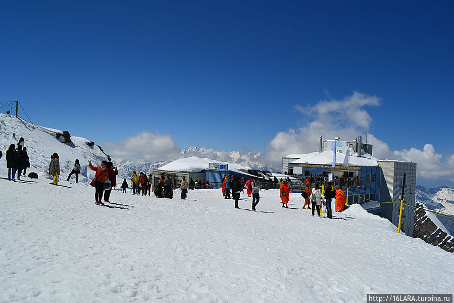 Народу немало.