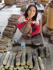 Девушка торгует полешками танаки. Их натирают в пудру и наносят на лицо. И для здоровья и для красоты