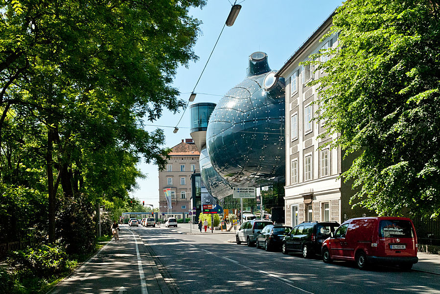 Местный музей современного искусства с любовью прозвали «Friendly Alien». Грац, Австрия