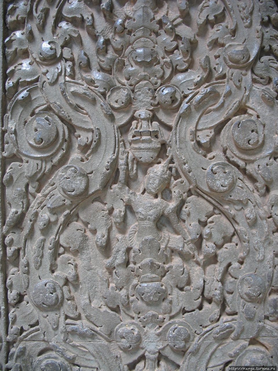 Ангкор Ват. Рельефная резьба в портике главных входных ворот Ангкор (столица государства кхмеров), Камбоджа