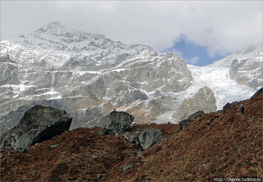 Всё выше уводит тропа. Ребята говорят, что мы достигли уже отметки в 4366 метров. Отсюда открывается изумительный вид  на скальную гряду, через которую переваливает огромный ледник Лангтанг, Непал