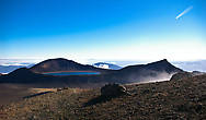 Тропа пересекает центральный кратер Тонгариро и взбирается на высоту 1886 метров