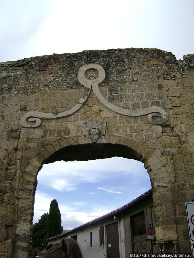 Тарквиния. Стены города Тарквиния, Италия