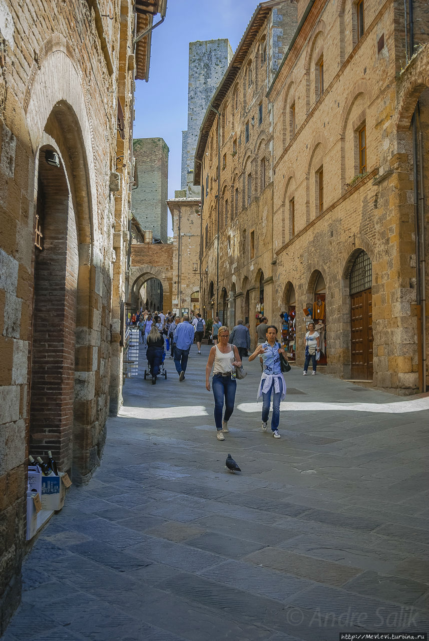 Город San Gimignano над долиной местного Кьянти Сан-Джиминьяно, Италия