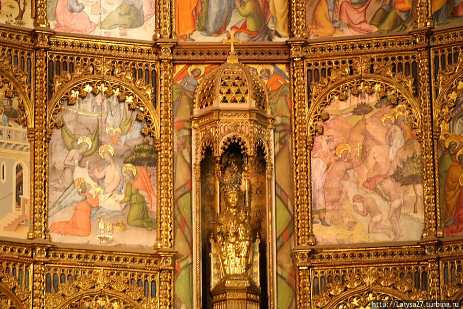 В середине главного алтаря — скульптура Девы Марии — покровительницы Саламанки. Статуя деревянная, покрыта позолотой с инкрустацией, выполнена в романском стиле в 12в. Саламанка, Испания