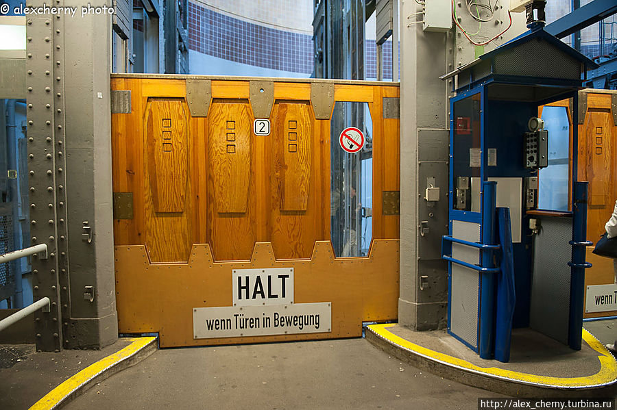 Грузовые лифты вмещают авто Гамбург, Германия