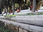 Проходя мимо такого кладбища, нельзя не обратить внимание, что над каждым захоронением установлен флаг Турции. Кладбище героев.