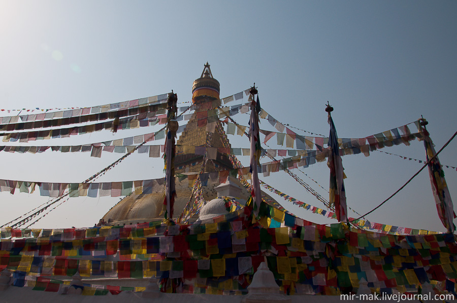 Такие флажки в Непале встречаются на каждом шагу, даже высоко в горах ними обмотаны молитвенные ступы. Катманду, Непал