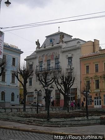 Здание бывшей дирекции Буковинской сберегательной кассы. Ныне художественный музей.