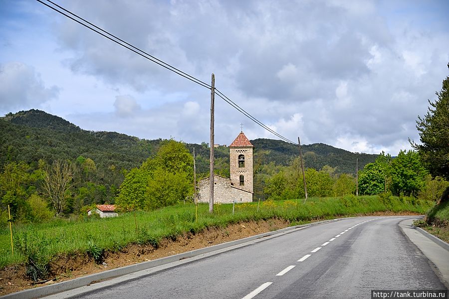 Двух полосная дорога, петляя сотней поворотов, медленно взбиралась в гору. На обочинах мирно паслись стада коров, а знаки указывали на возможное появление диких горных оленей. Что впрочем, позже и произошло. Удивительно, но допустимая скорость на некоторых участках, обозначалась в 90 километров, а повороты заканчивались не более чем через 300 метров, не успев начаться.