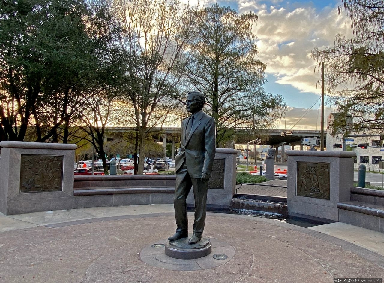 Монумент Джоржа Буша-старшего в Хьюстоне, штат Техас