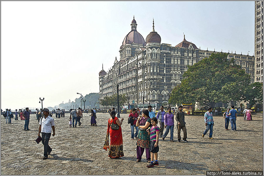 Торжественное открытие супер-современного по тем временам отеля, поражающего своей роскошью, состоялось в 1903 году. Это было первое здание Бомбея, в котором появилось электричество...
* Мумбаи, Индия