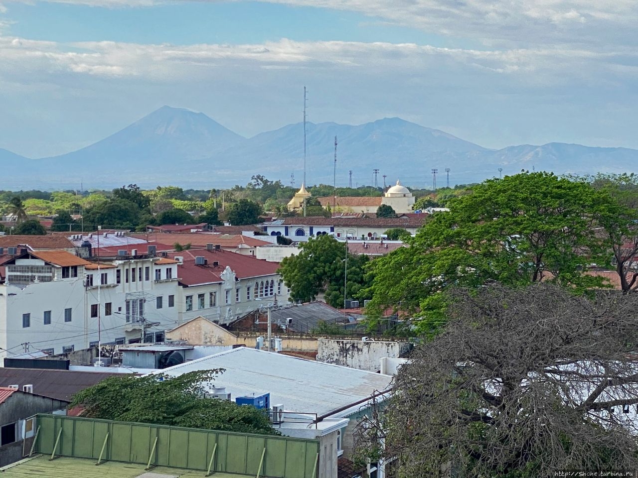 В гости к леонским атлантам. Самая известная крыша Никарагуа